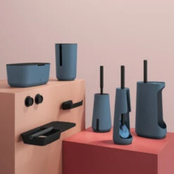 Tiger Toiletborstelhouder TESS Met Opbergfunctie Vrijstaand En Swoop Borstel Flexibel Blauw/zwart 27 Tiger Toiletborstelhouder TESS Met Opbergfunctie Vrijstaand En Swoop Borstel Flexibel Blauw/zwart -badkamer 123 3314